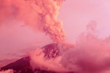 Gün batımında Tungurahua volkan Erüpsiyonu