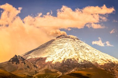 Güçlü aktif Cotopaxi yanardağ sahne 