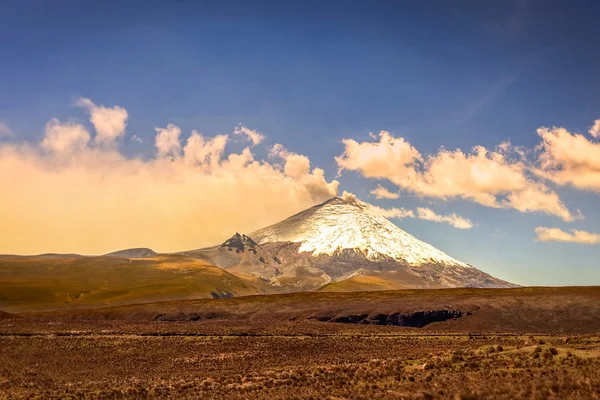 Nuvens de cinzas acima do vulcão Cotopaxi — Fotografia de Stock