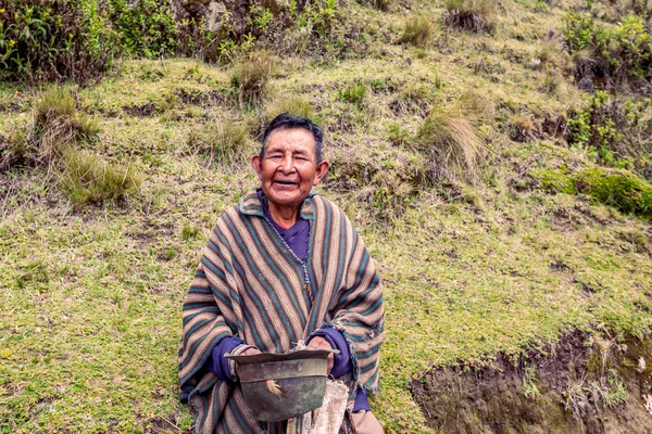 Aldeano indígena sonriendo a la cámara, Ecuador —  Fotos de Stock