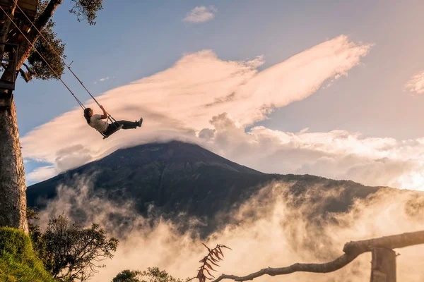 bir salıncak üzerinde mutlu genç kadın silüeti