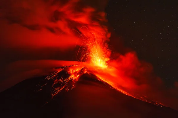 Explosión del volcán Tungurahua en febrero de 2014 por la noche —  Fotos de Stock