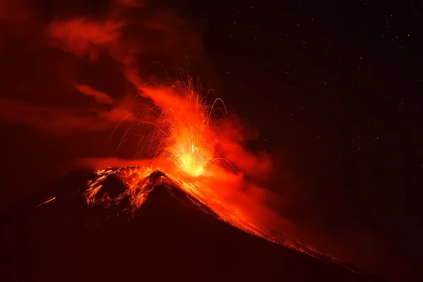 Explosão do vulcão Tungurahua em fevereiro de 2014 à noite — Fotografia de Stock