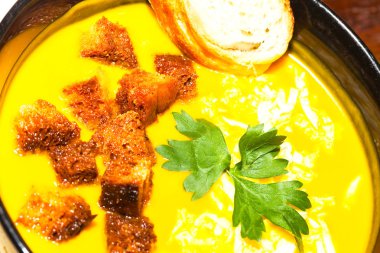 Maydanoz ve kızarmış ekmek istemenizden vegan çorbası