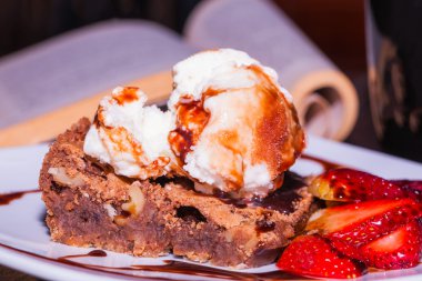 Dondurma ile kek ve çilek, lezzetli tatlı