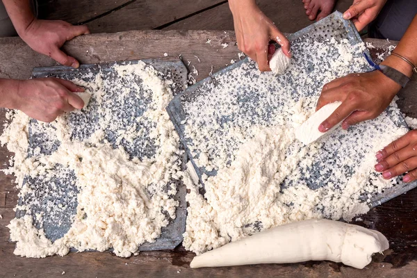 Avrupalı turist Yuca kök taşlama