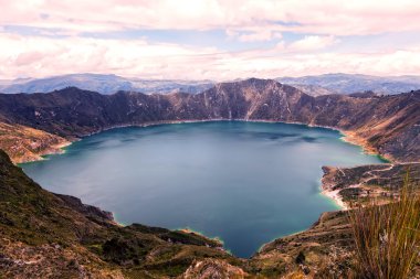 Caldera Quilotoa Gölü, su dolu 