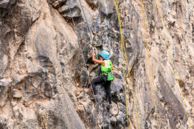 İnatçı kız bir kaya duvarı tırmanışı