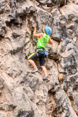 genç adam bir kaya duvarı tırmanışı
