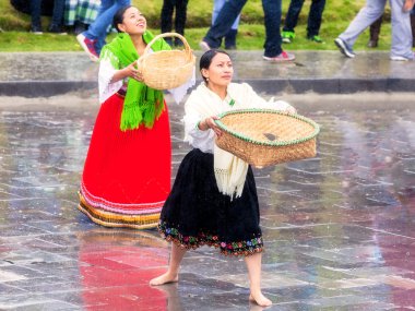  Yerli kadınlar Inti Raymi kutluyor
