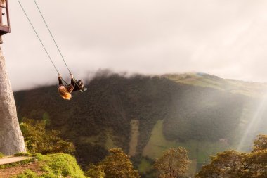 Bir salıncak üzerinde sarışın genç mutlu kadın silüeti