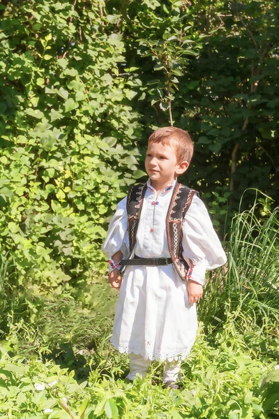 Romeno criança orgulhoso de seu traje tradicional — Fotografia de Stock