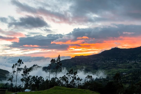 Dramática puesta de sol de alto contraste — Foto de Stock