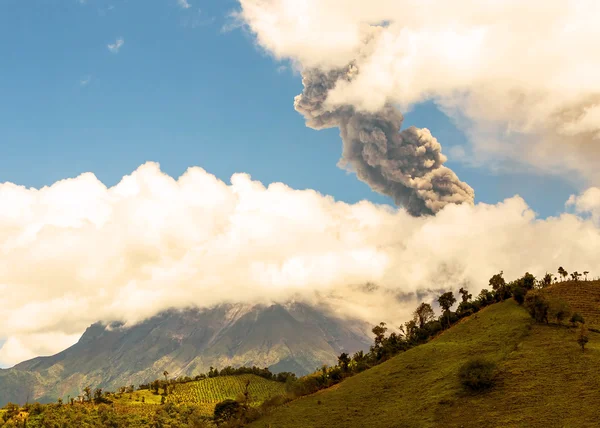 通古拉瓦火山，暴力的一天爆炸 — 图库照片