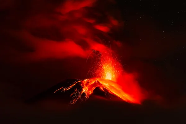Explosion von Tungurahua in der Nacht — Stockfoto