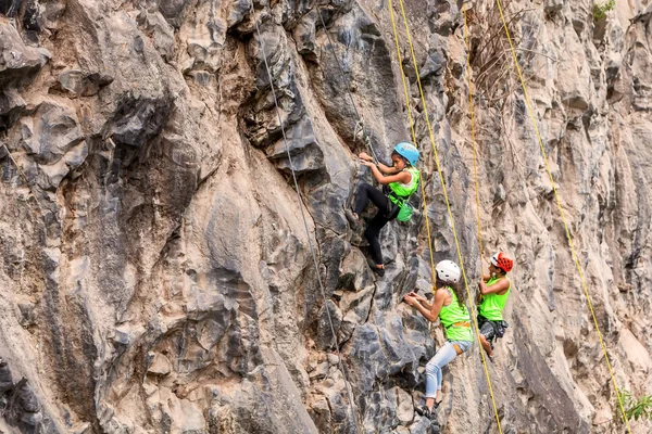 Young Group Of Climbers Climbing A Rock Wall — Stock Photo, Image