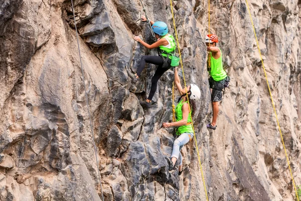 Group Of Brave Climbers Climbing A Rock Wall — Stock Photo, Image