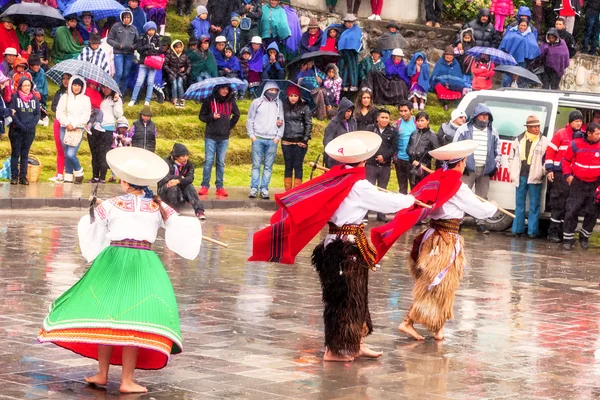 先住民族の人々 の伝統的な服を着てエクアドル — ストック写真