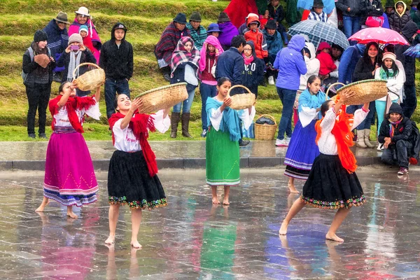 Niezidentyfikowane rdzennych obchodzi nowy rok — Zdjęcie stockowe
