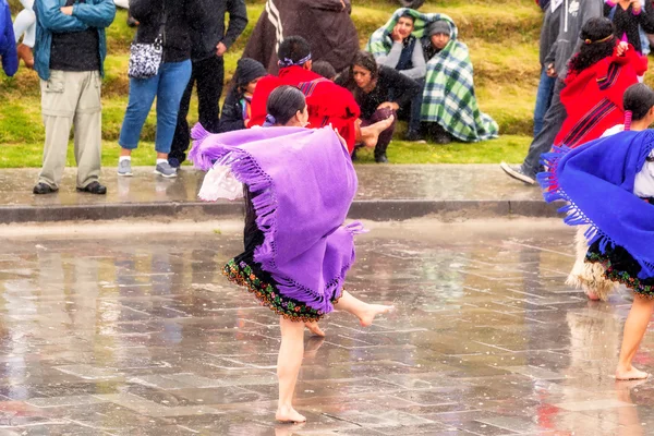 Mężczyzn i kobiet tancerzy obchodzi Inti Raymi — Zdjęcie stockowe