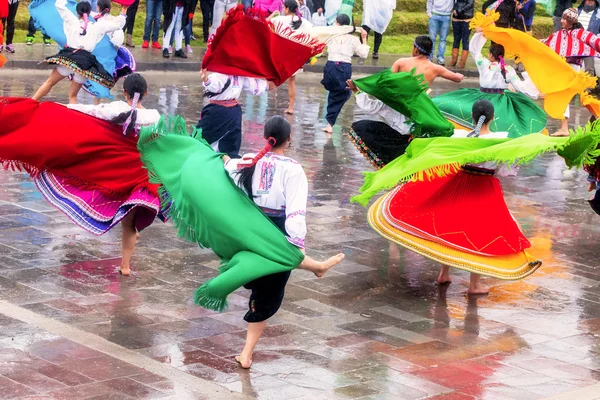 Meninas e meninos comemorando Inti Raymi — Fotografia de Stock