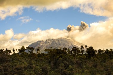 Tungurahua kül Restive tüyleri Spewing yanardağ 