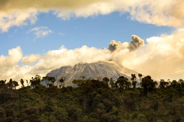 Vulkan Tungurahua spuckt unruhige Aschefahnen — Stockfoto