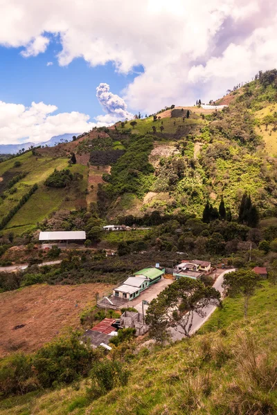 Cinzas e gás estão se espalhando do vulcão Tungurahua — Fotografia de Stock