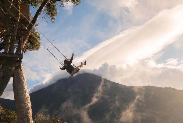 Casa Del Arbol sallanan koltuk üstünde kadın