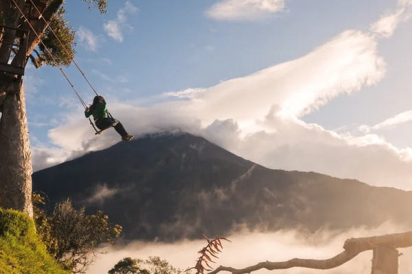 Benzersiz bir salıncakta sallanan genç 