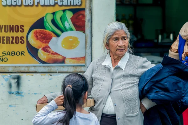 Abuela hispana comprando una pizza para su nieta — Foto de Stock