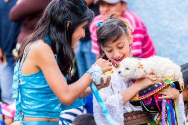 İki genç kız bir köpek yavrusu besleme