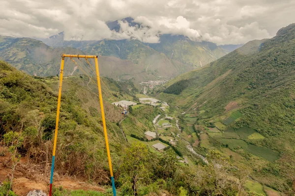 Feliz adulto caucásico hombre balanceo en un swing — Foto de Stock