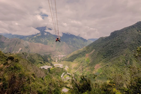Salıncakta sallanan adam