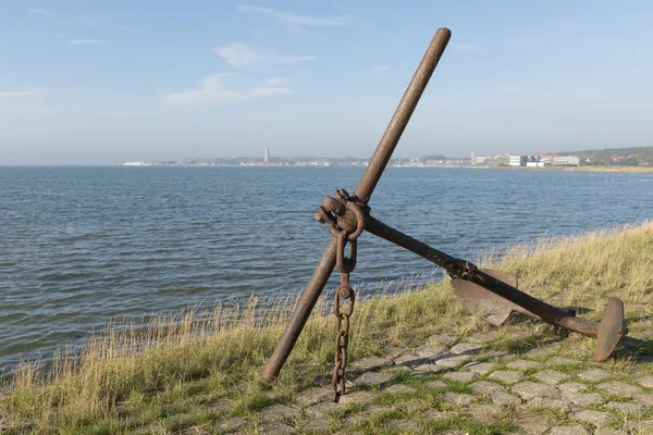 Old rusted anchor on an islan — Stock Photo, Image