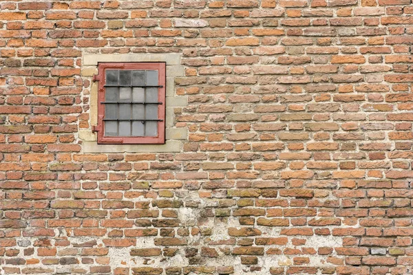 Stary mur obronny z oknem — Zdjęcie stockowe