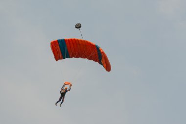 Paraşütçü havada