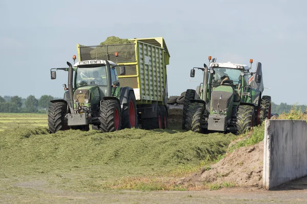 Siláž s dvěma traktory — Stock fotografie