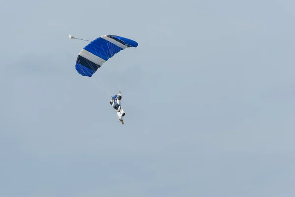 Parachutist in the air — Stock Photo, Image