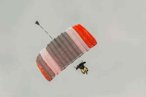 Parachutist in de lucht — Stockfoto