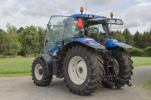 Moderní modré traktor na farmě — Stock fotografie