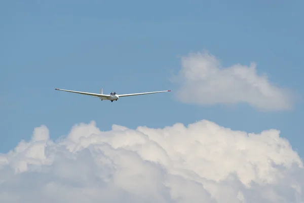 白い雲の上のグライダー — ストック写真
