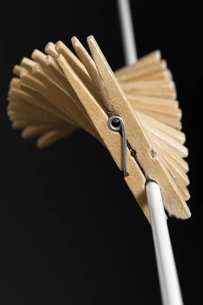 Beyaz bir tehdide karşı ahşap clothespins dönüştürün — Stok fotoğraf