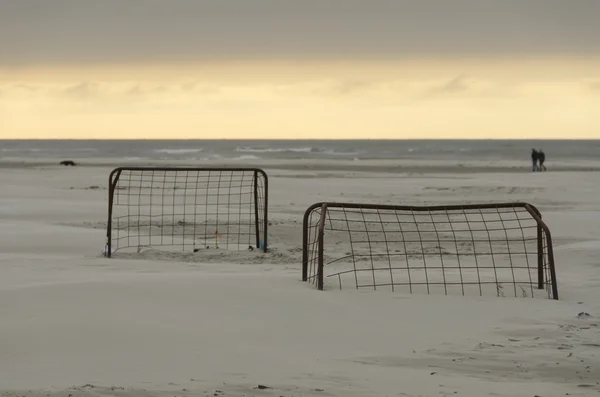 Günbatımında bir plajda futbol gol — Stok fotoğraf