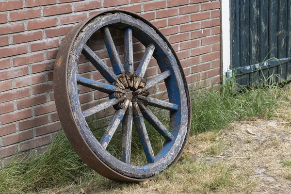 Velho Carro Madeira Azul Incompleto Roda Contra Uma Parede Tijolo — Fotografia de Stock