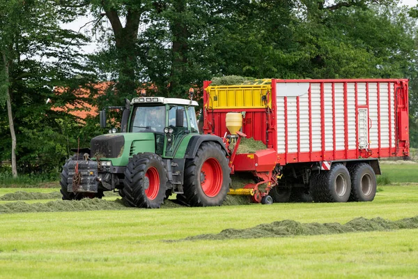 Recogiendo Pasto Seco Para Ensilaje Con Tractor Verde Vagón Cargador — Foto de Stock