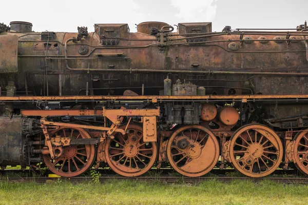 Antigua locomotora de vapor oxidada en los Países Bajos — Foto de Stock