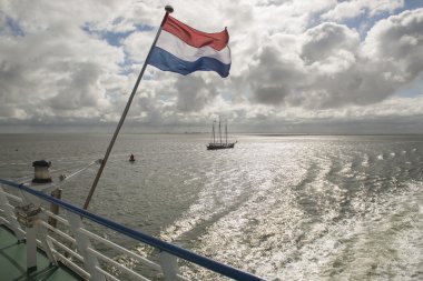Wadden Denizi olarak görülen feribotuna Hollanda bayrağı ile