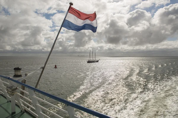 Wadden Denizi olarak görülen feribotuna Hollanda bayrağı ile — Stok fotoğraf