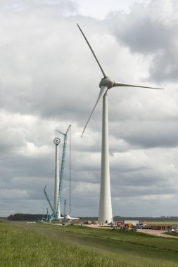 Hollanda modern bir yel değirmeni inşaatı